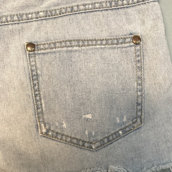 Free People Cutoff Short Shorts ~ Size W 27 ~ Light Blue Wash - Picture 6 of 9